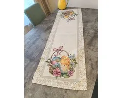 Tafelloper Gobelinstof Easter Pasen Chicken in teh basket 140*45cm