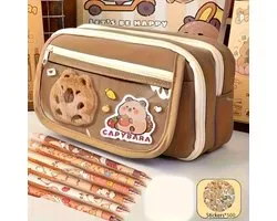 GEAR 3000® capybara etui met capybara knuffel - 6 capybara pennen - 500 capybara stickers - 9 vaks - capibara spullen