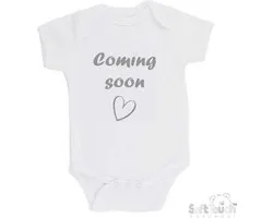 100% katoenen Romper met Tekst "Coming soon" - Wit/grijs - Zwangerschap aankondiging - Zwanger - Pregnancy announcement - Baby aankondiging - In verwachting 56/62
