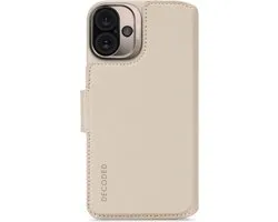 DECODED Leren Detachable Wallet Case Geschikt voor iPhone 16 Plus - 2-in-1 Magnetisch Afneembaar Hoesje met Pasjeshouder - Premium ECCO Leer - Geschikt voor MagSafe - Clay Beige