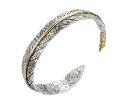Heren armband – zilverkleurige open bangle met veerdesign en goudkleurig accent