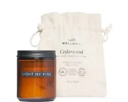 Wellmark geurkaars medium cederwood zwart deksel - 'light my fire'