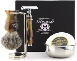 Een complete scheerset voor het scheren van mannen met DE Safety Razor, scheerkwast, scheerstandaard, scheerkom en zeep