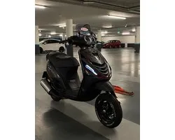 Piaggio Zip - SP pakket - Piaggio Zip Accessoire - Scooter Accessoires - Voorkap - Combi Kleuren Set - Bordeaux - Zwart