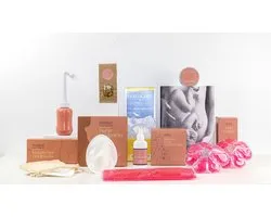 Postpartumbox Core - Kraampakket voor Sneller Herstel na Bevalling - 9 producten - Verzorgingspakket Kraamtijd - 100% Natuurlijke Essentials - o.a Peri Bottle - Coolpacks - Witch Hazel - Zoogcompressen - Shea butter - Kamille en veel meer