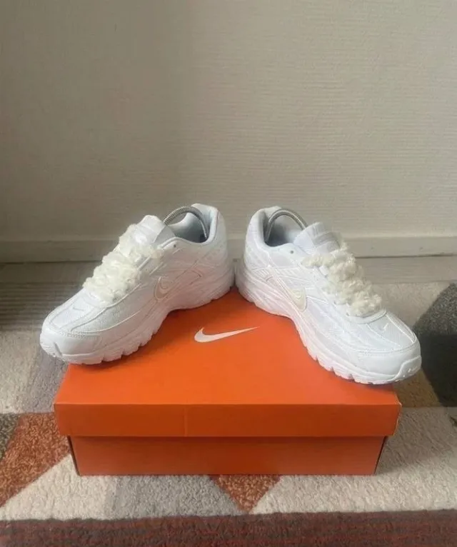 Nike Initiator Baskets Homme Blanc EU 40 Sport Running Lacets Neuf Boîte