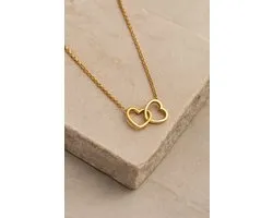 Lundholm Luxe Ketting Dames Goud kleurig Waterproof Hartjes Hanger – Premium Stainless Steel - Melia Serie – Vrouwen Cadeautjes Sieraad Cadeau voor Mama Sieraad – 50 cm – Scandinavisch Design – Afstuderen Geslaagd Cadeau voor Vrouw