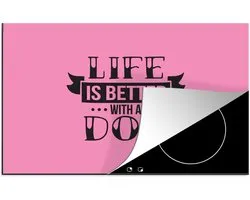 KitchenYeah® Inductie beschermer 80x52 cm - Quotes - Spreuken - Hond - Life is better with a dog - Kookplaataccessoires - Afdekplaat voor kookplaat - Inductiebeschermer - Inductiemat - Inductieplaat mat