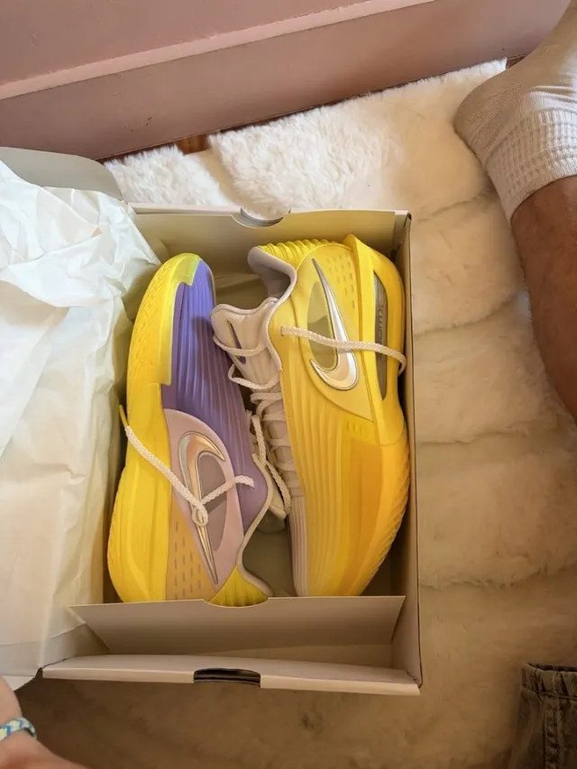 Nike G.T. Cut 3 Turbo baskets basket-ball homme jaune/violet/blanc EU 44