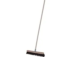 Brumag Straatbezem Tilemaster voor buiten terras tegels en klinkers - Harde bezemkop 50 cm breed - Houten steel van 139 cm