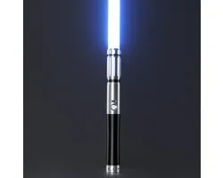 Lightsaber “Uno” – KenJo Sabers Exclusive – Vele Functies - Bluetooth & Smooth Swing – RGB Licht met 16 Sounds – Lichtgewicht & Sterk – Ideaal voor Spinning, Duels & Display